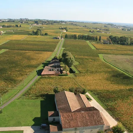 Chateau Au Coeur Du Domaine Viticole Saint-Emilion